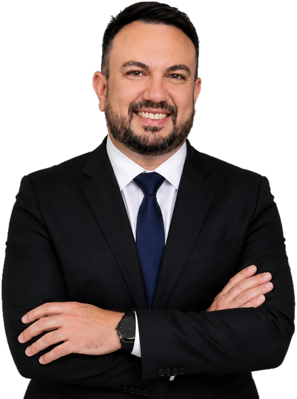 Kaio César Pedroso, advogado, de terno preto, camisa branca e gravata azul-marinho, com os braços cruzados